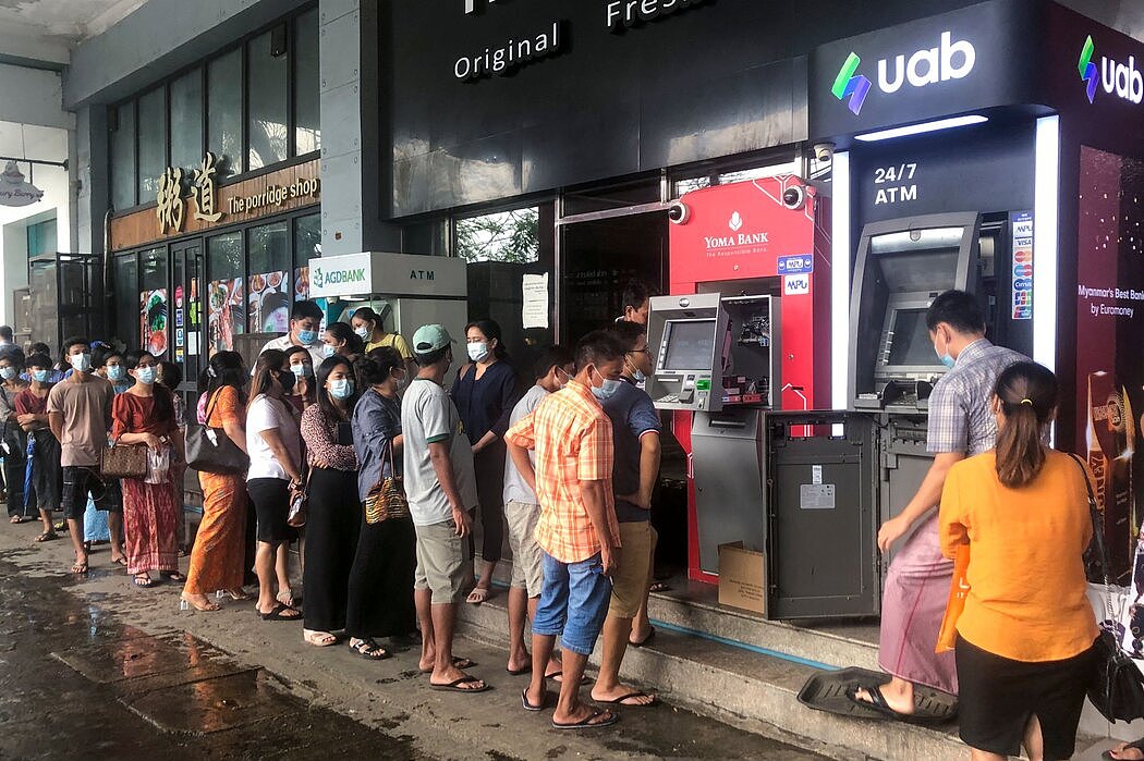 4月，在缅甸仰光，人们在自动提款机附近等待提取现金。