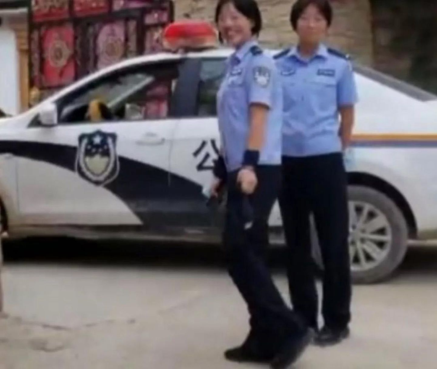 两名女警也是面带微笑。（Twitter@Emily O’Dell）