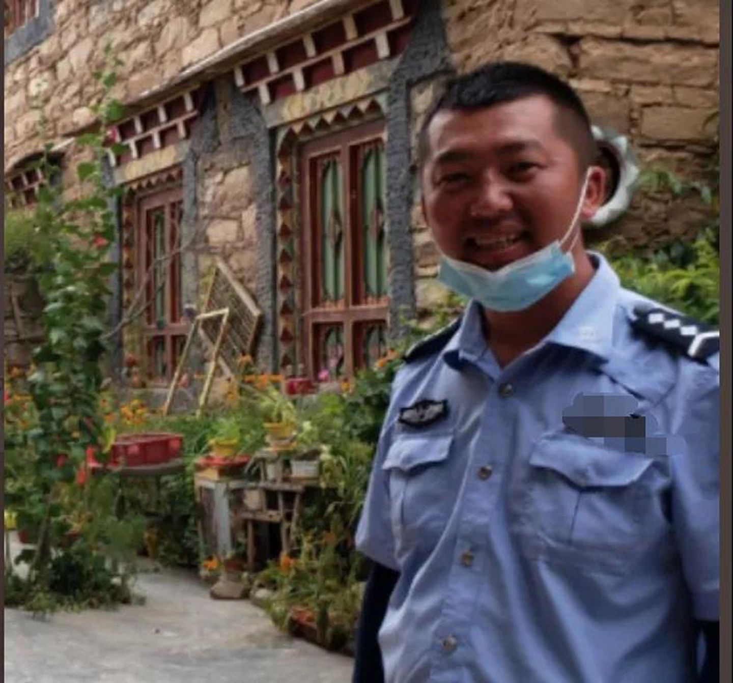 这名美国外教发布的照片显示，中国民警面带微笑，并没有任何威胁的意思。（Twitter@Emily O’Dell）