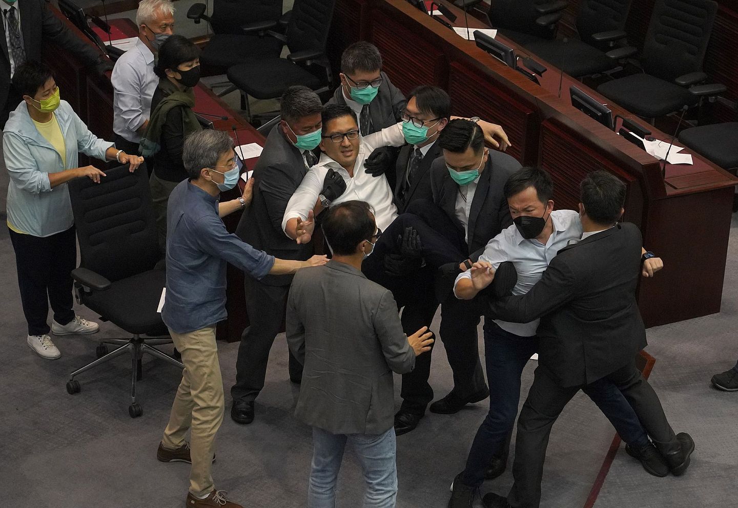 因反对派立法会议员的拖延、阻挠，香港立法会内务委员会一度停摆超过半年，导致大批议案积压。图为2020年5月18日，香港立法会内务委员会主席选举过程中的冲突、混乱一幕。（AP）