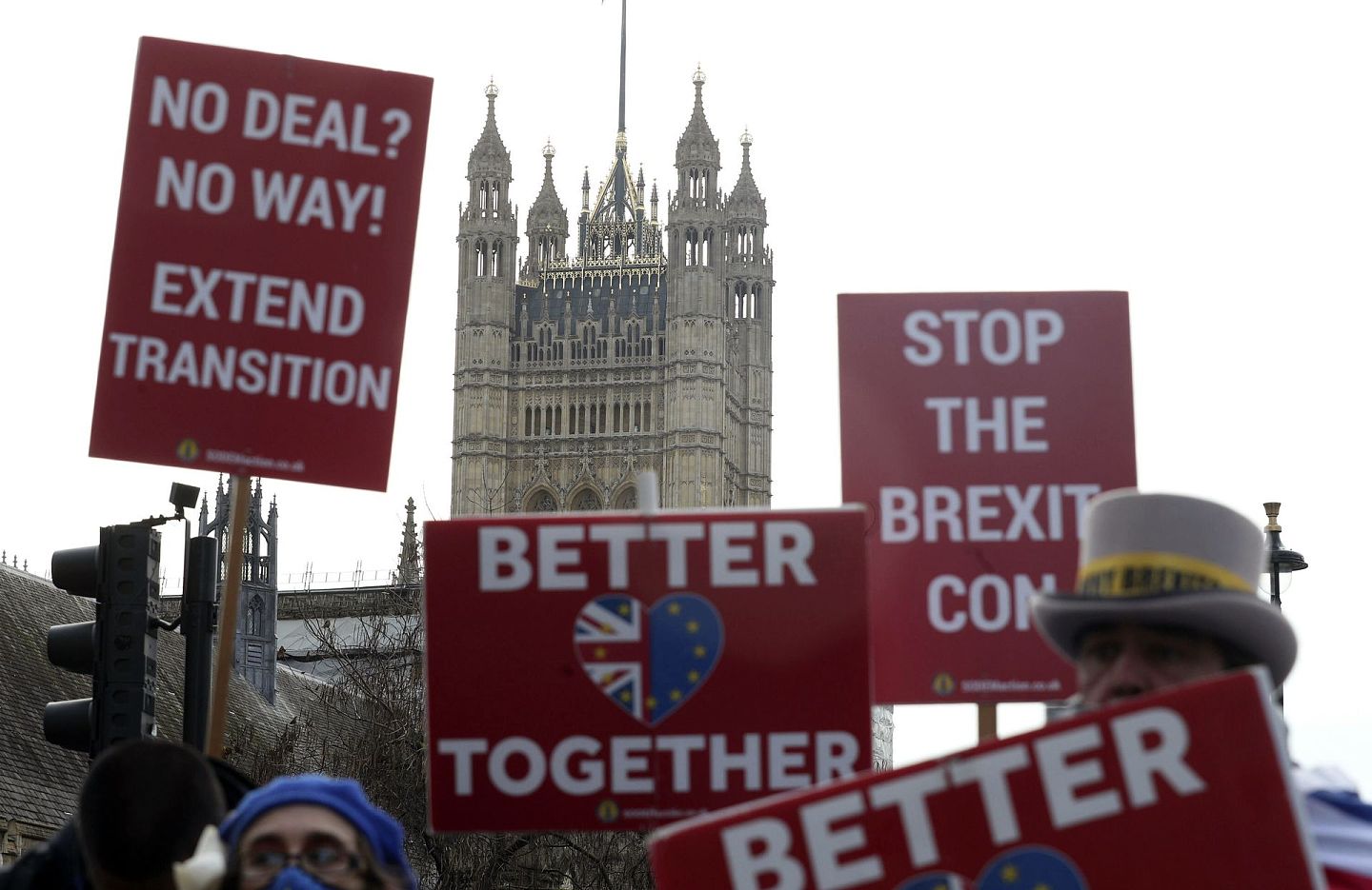 近些年来西方选举民主的乱象频发，一个代表性案例是英国脱欧，其中充斥太多权力斗争、民粹、内耗。图为2020年12月9日，欧盟支持者在伦敦英国议会附近举行抗议脱欧的示威活动。（AP）