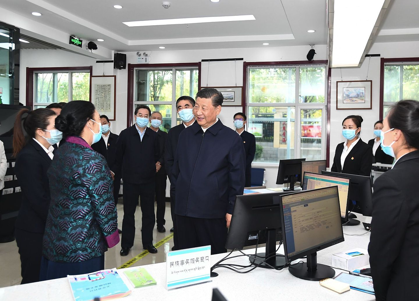 2021年6月7日下午，中国国家主席习近平在青海省西宁市文汇路街道文亭巷社区，考察社区加强基层党建、完善基层治理、推进民族团结进步等情况。（新华社）