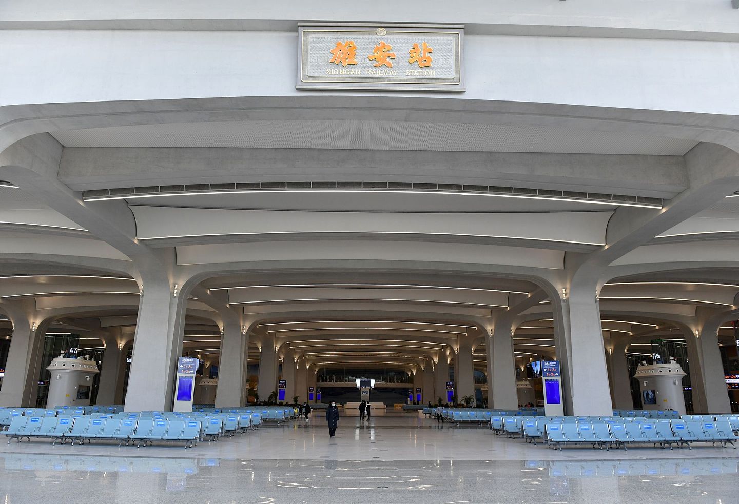 2021年2月2日，旅客走出雄安站停车场出口，京雄城际铁路雄安站迎来开通运营以来首次春运。（人民视觉）