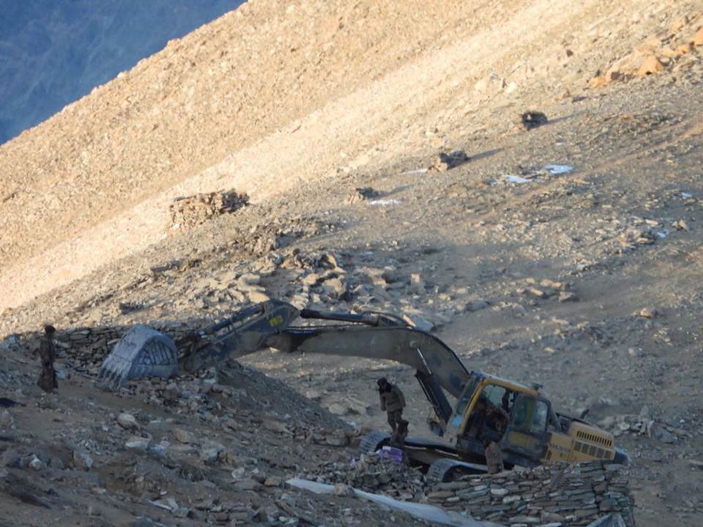 视频显示，解放军使用挖掘机拆除一些军事设施。(Twitter@ Shiv Aroor)