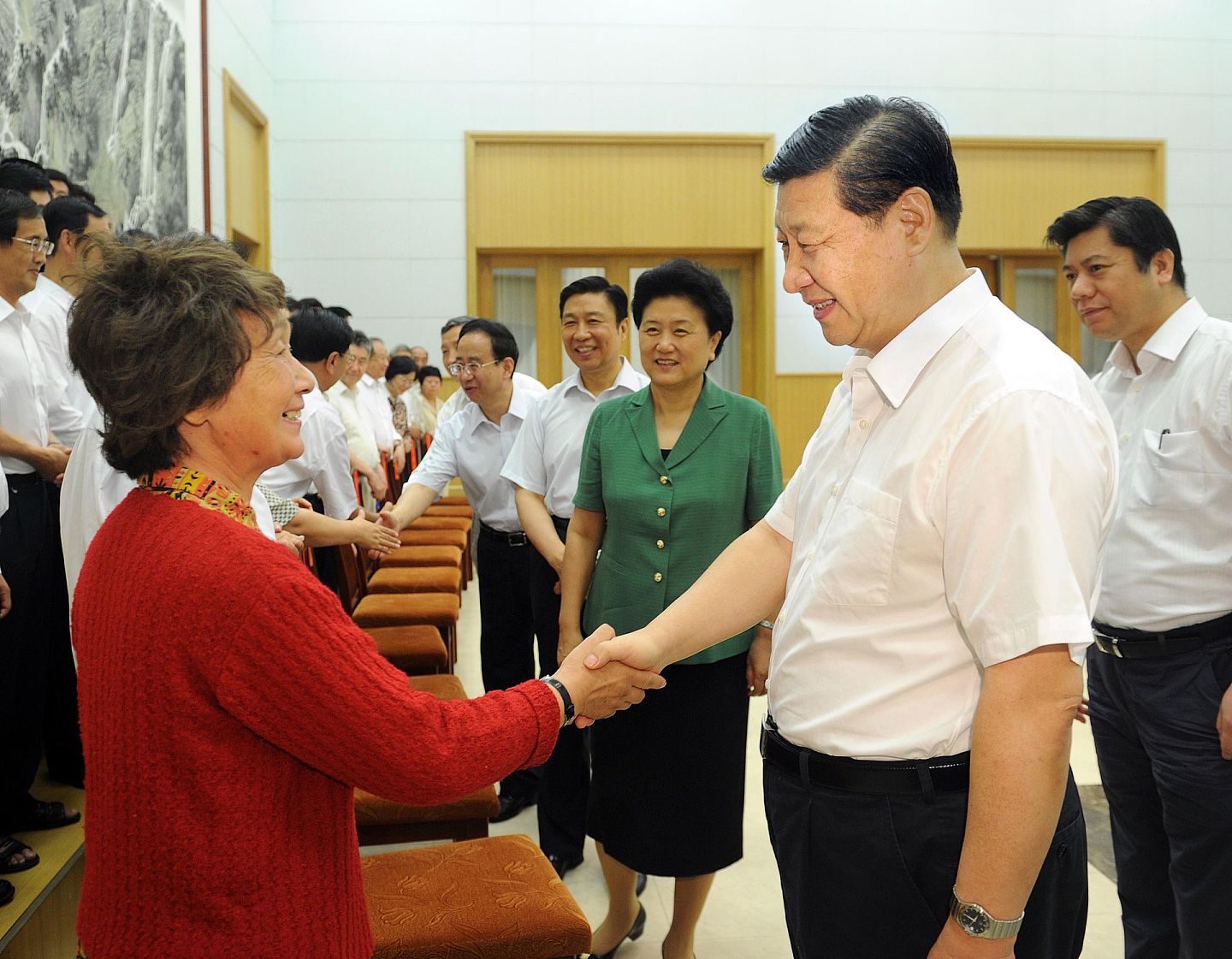 2012年8月5日，时任中国国家副主席习近平会见北戴河暑期休假专家。（新华社）