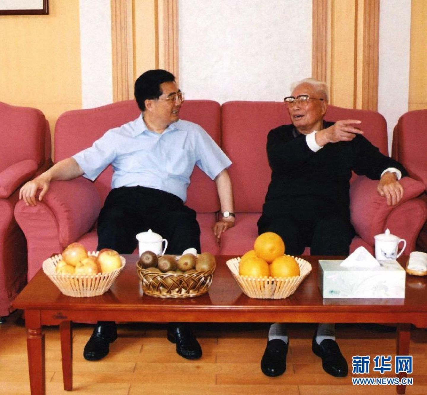 2006年8月，胡锦涛在北戴河看望张震。（新华社）