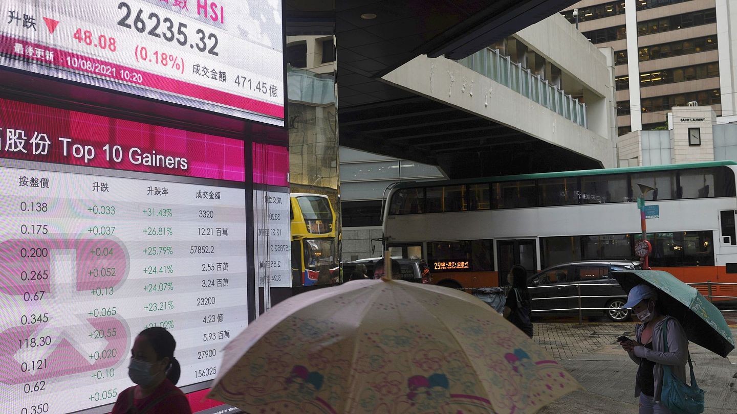 香港：图为8月10日，香港一间银行外的行人。（AP）