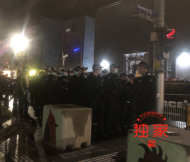 墨尔本反封锁游行仅数十人参与，警方逮捕多人！示威者爆粗：“F**k维州州长”（视频/组图） - 13