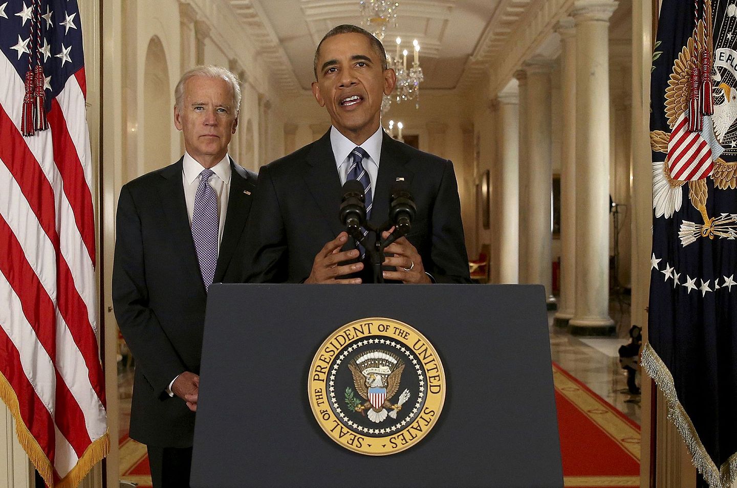 2015年7月14日，时任美国总统奥巴马就伊核谈判发表演说，时任副总统拜登陪同在侧。（Reuters）