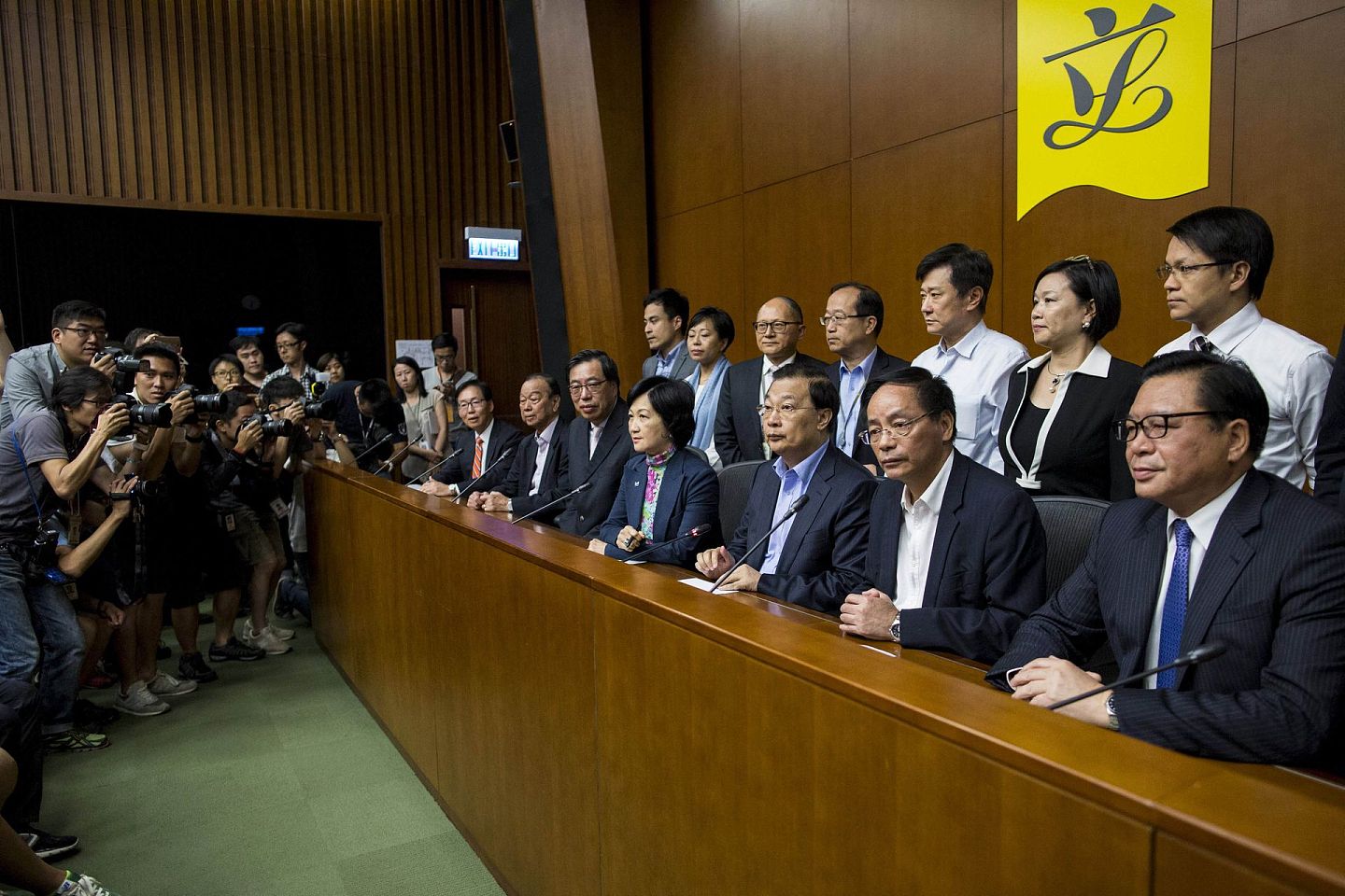 香港社会一直都未能建立对于民主的理性认知。图为2015年6月18日，香港政改方案遭立法会否决后，支持选举改革的议员出席记者发布会。（Reuters）