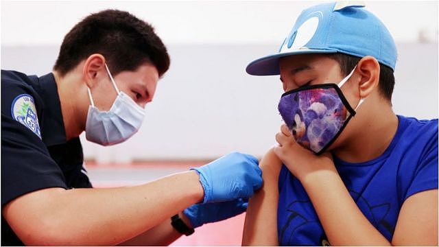 在美国加州，一名医生给学生注射疫苗。