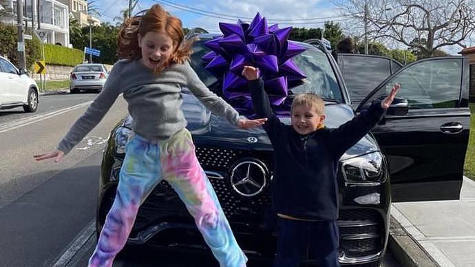 澳洲妈妈给9岁女儿和7岁儿子买奔驰大G当礼物，价值高达$26.7万，网友对此评价不一（组图） - 1