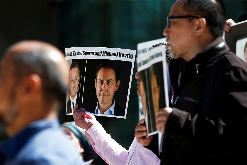 2019年在不列颠哥伦比亚省温哥华的抗议活动中，呼吁中国释放迈克尔·斯帕弗和康明凯的标语。