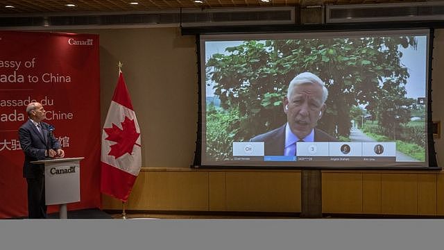加拿大驻华大使鲍达文（萤幕中者）出席了斯帕弗判决的庭审。