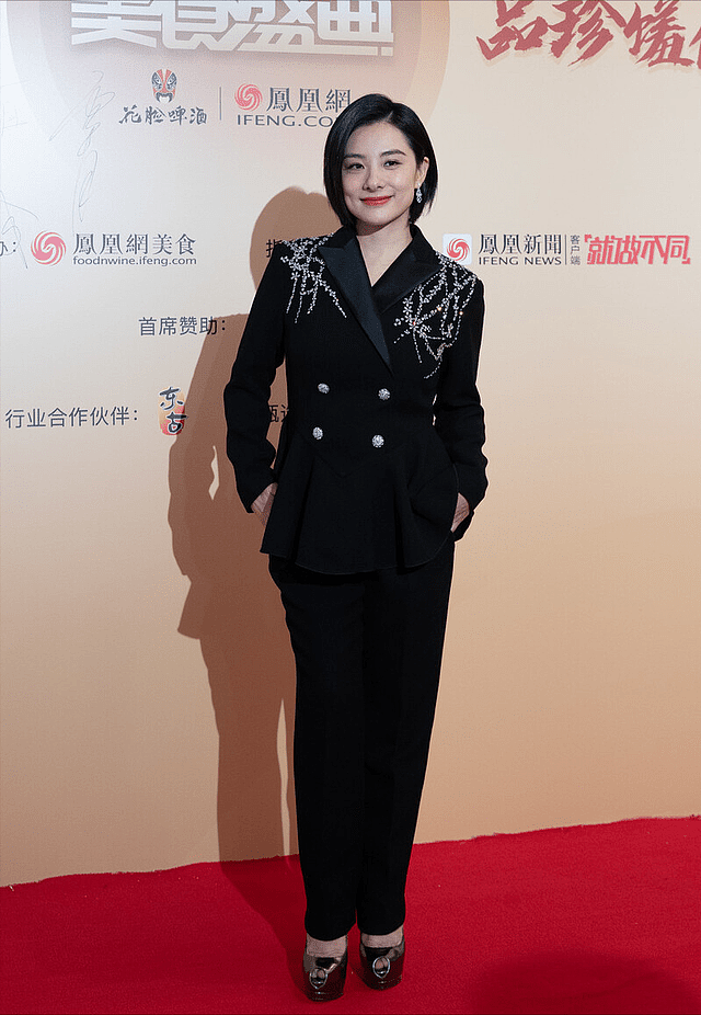 刘璇女儿庆周岁，女儿正脸首曝光一家四口一张脸，她瘦脱相不敢认！（组图） - 8