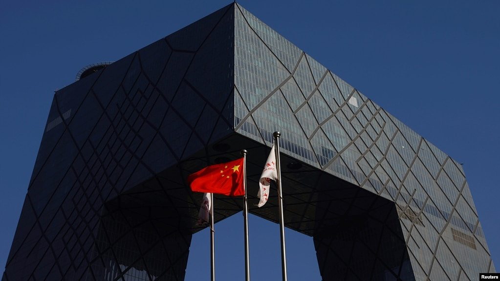 中共官媒央视在总部大楼外的中国国旗。（2021年2月5日）
