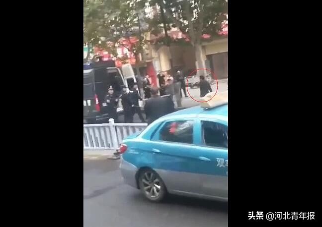 一名30岁男子追砍民警被击毙！警方通报事件经过