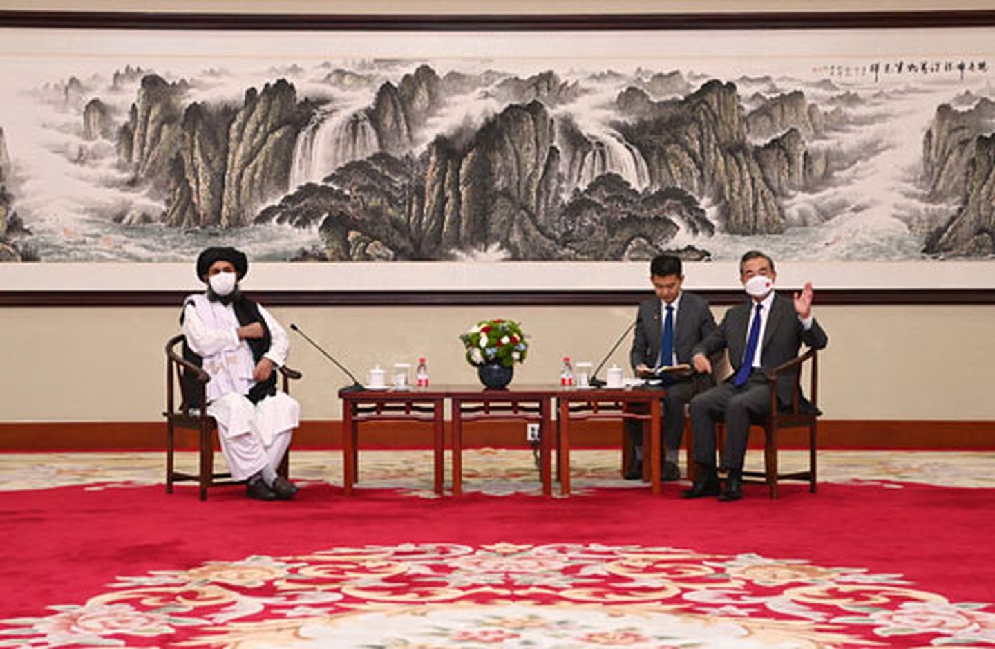 2021年7月28日，中国国务委员兼外长王毅（右）在天津会见来华访问的阿富汗塔利班政治委员会负责人巴拉达尔（左）一行。（中国外交部官网）