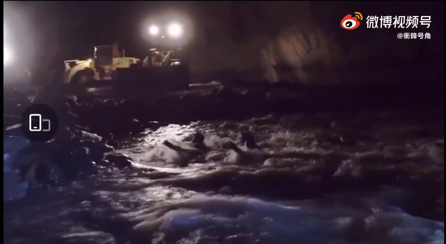加勒万河谷中，士兵坠落水中，被水流冲走，其他人展开救援。（微博@衝鋒号角）