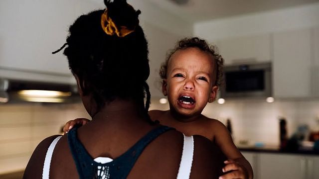 研究发现，涉及情感层面的家务，比如安抚情绪受创的孩子，一般都是母亲的责任（Credit: Getty Images）