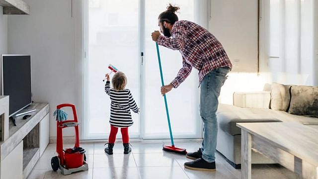 男性帮助解决女性过度承担的隐性家务劳动，可以帮助减轻母亲的精神负担，创造性别更平等的家庭（Credit: Getty Images）