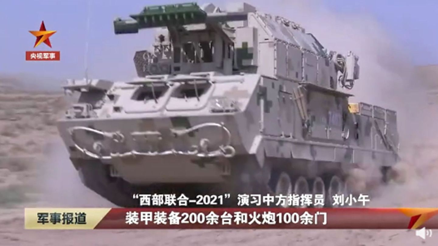 中俄此次军演装甲装备逾200台。（中国央视视频截图）