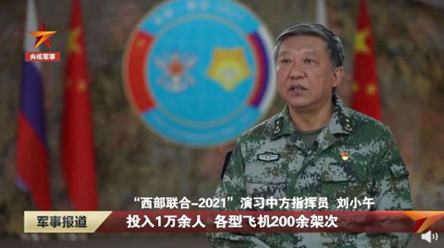 中方指挥员接受采访介绍此次军演看点。（中国央视视频截图）