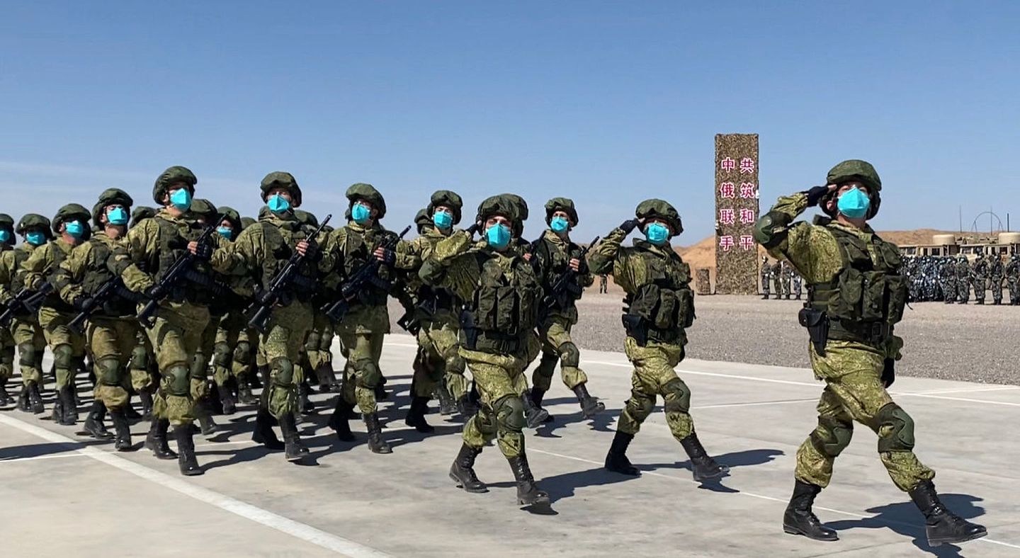 “西部·联合-2021”演习开始，中俄两军参演官兵接受检阅。（微博@中国军视网）