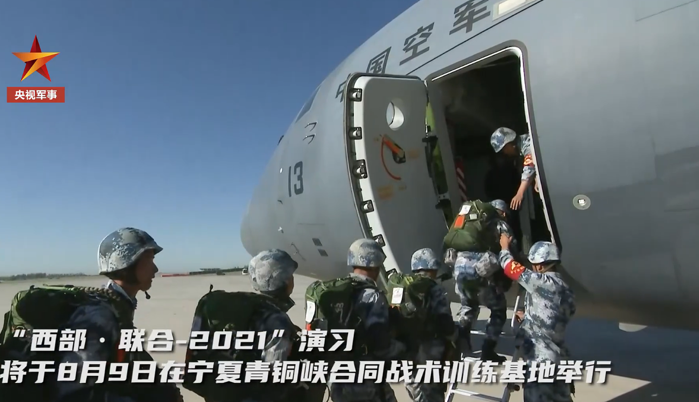 训练中，解放军伞兵依次登上运-20。（中国央视军事截图）