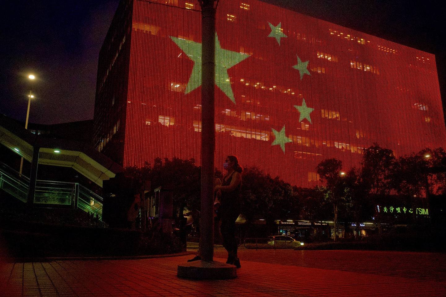 今年6月29日尖东商厦一片红，展示庆回归标语，以及国旗和区旗图案。 （欧嘉乐摄）