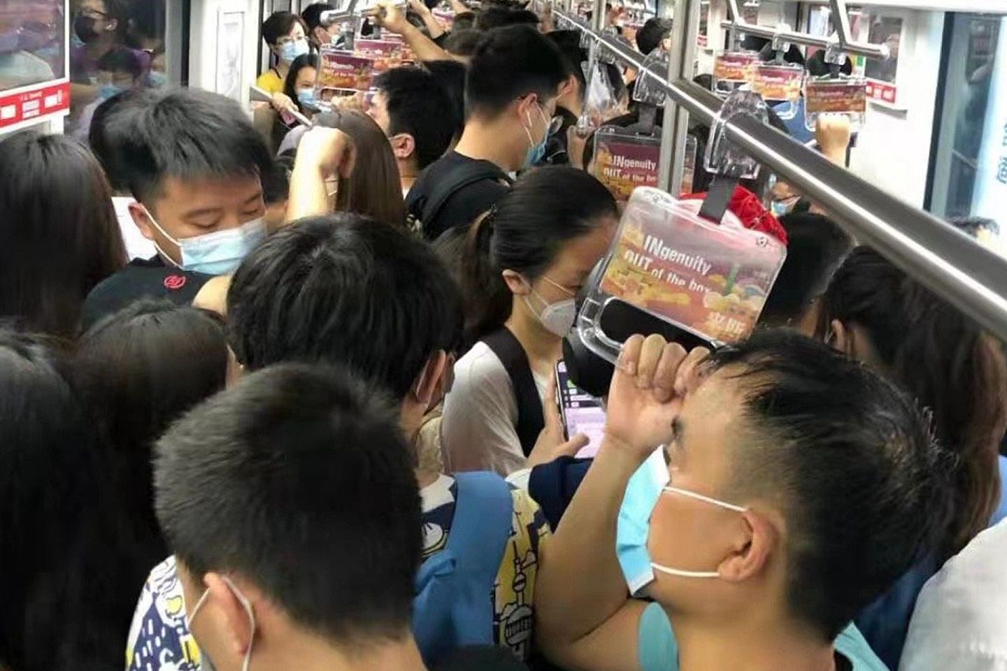南京疫情爆发引发争议。图为南京地铁仍旧挤满人。（微博@槛外人伍陆柒567）