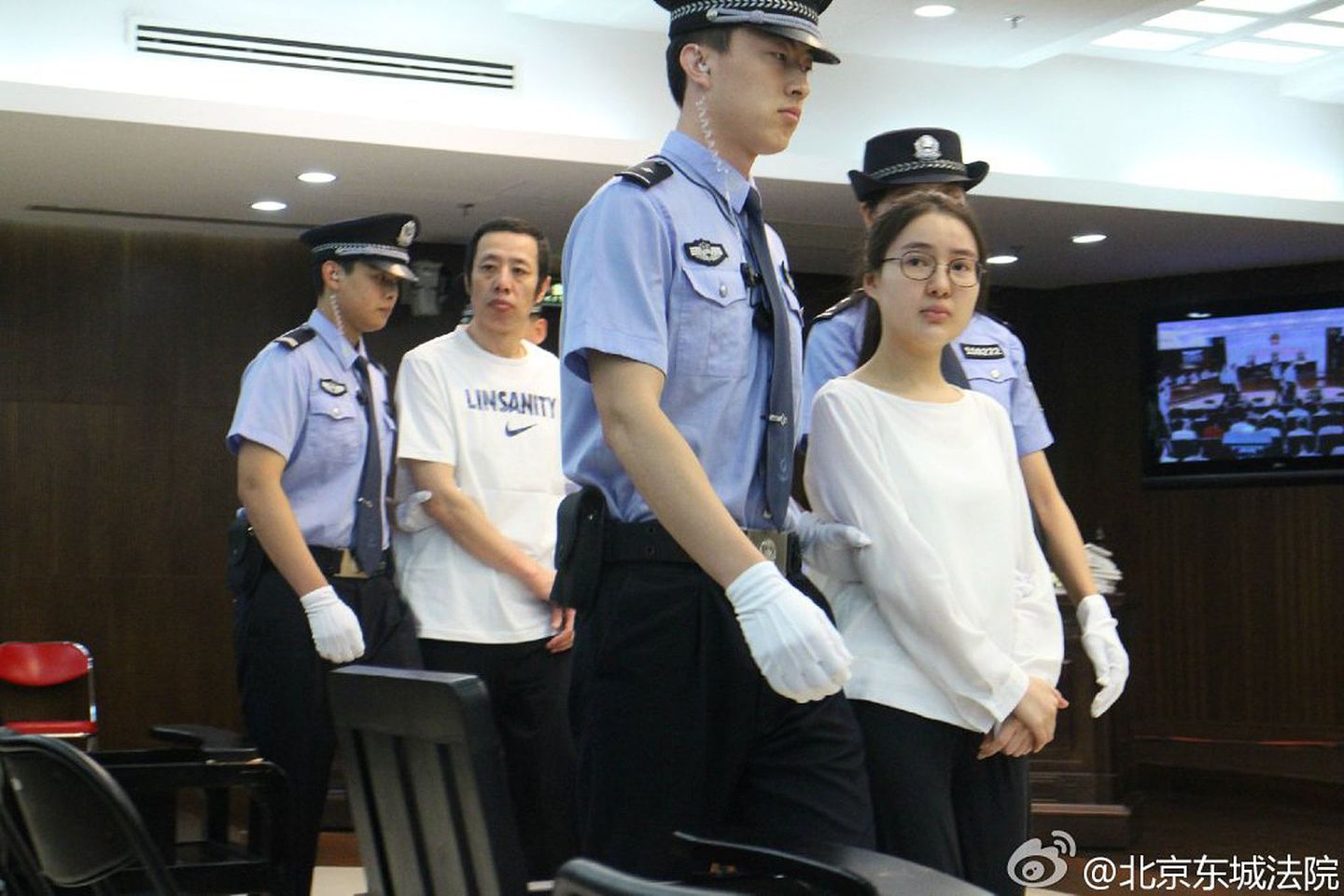 郭美美被押送到法院的画面。（微博@北京东城法院）
