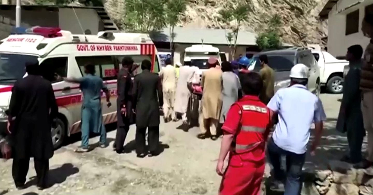 巴基斯坦一辆巴士2021年7月14日爆炸后坠谷，造成多人伤亡，图为救援情况（AP）