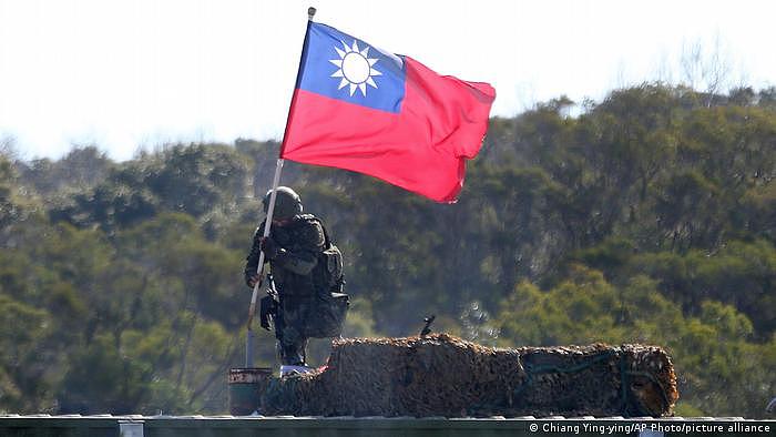 Taiwan Hsinchu County | Soldat mit Flagge