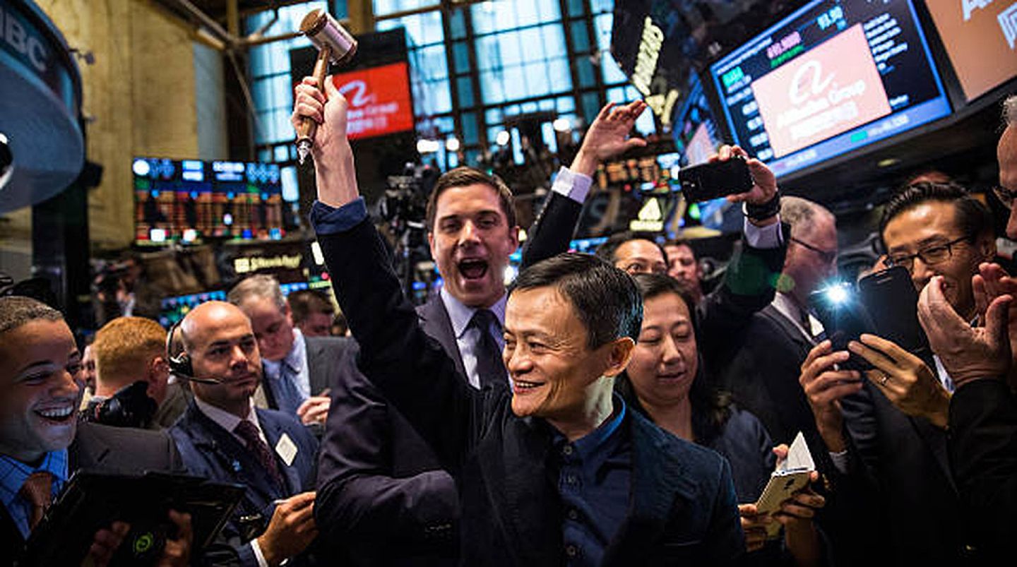 2014年9月19日，马云在纽约证券交易所庆祝阿里巴巴股票上市。这一画面是马云最风光的记录之一。（Getty）