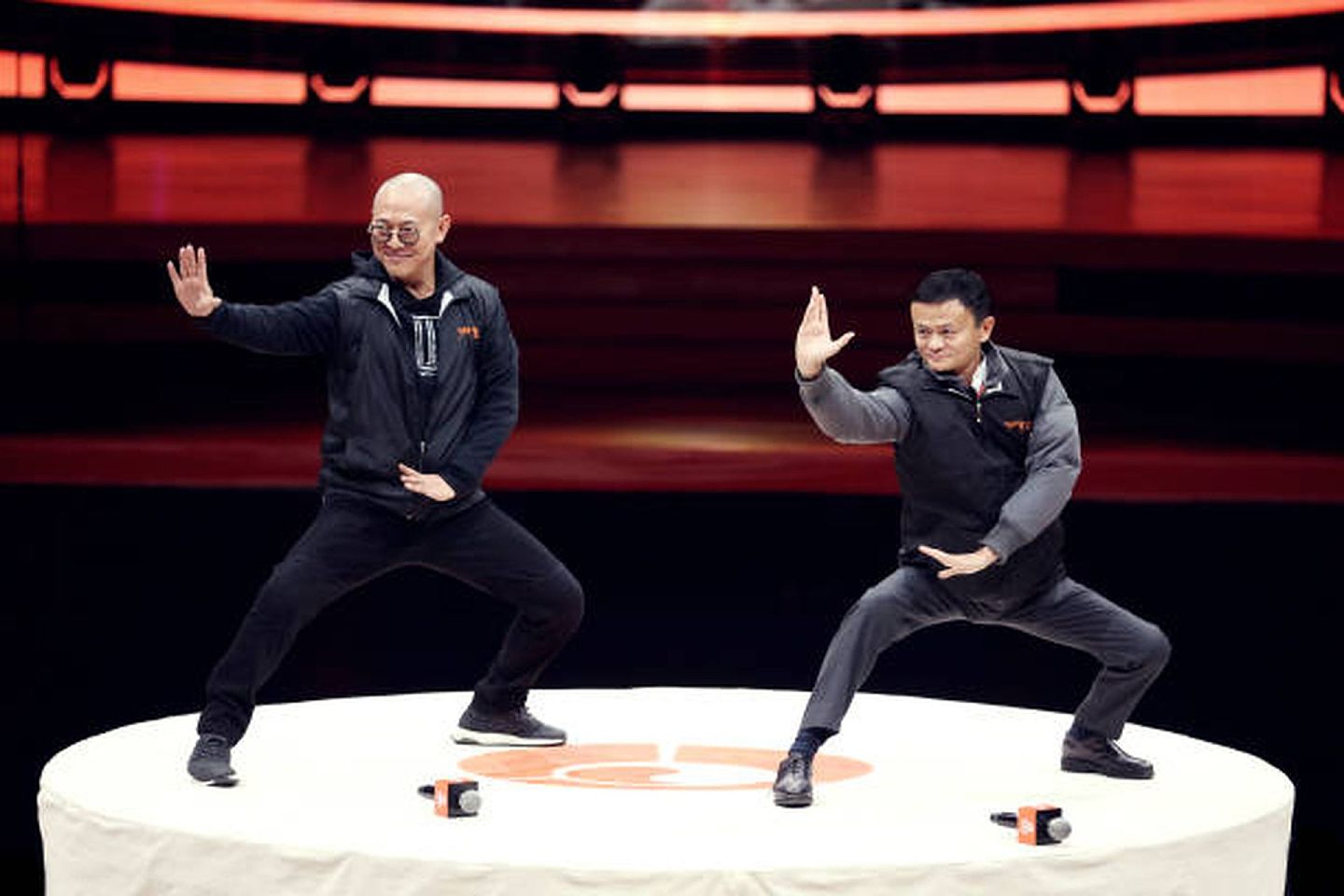 2017年11月15日，中国武术明星李连杰（左）和马云在电视综艺节目上表演太极。（Getty）
