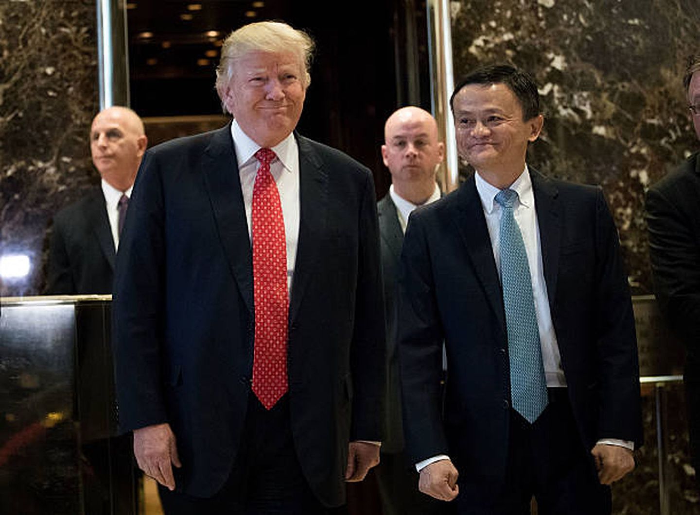 2017年1月9日，时任美国总统特朗普（Donald Trump）和马云在纽约特朗普大厦会面后，走出电梯接受记者采访。（Getty）