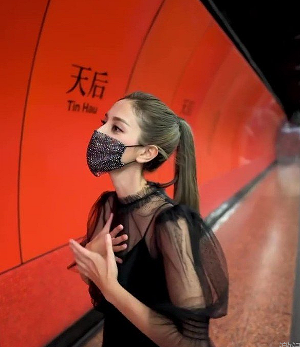 前港姐陈凯琳在地铁口唱歌，身穿透视纱裙皮肤白，网友直呼太瘦（组图） - 2