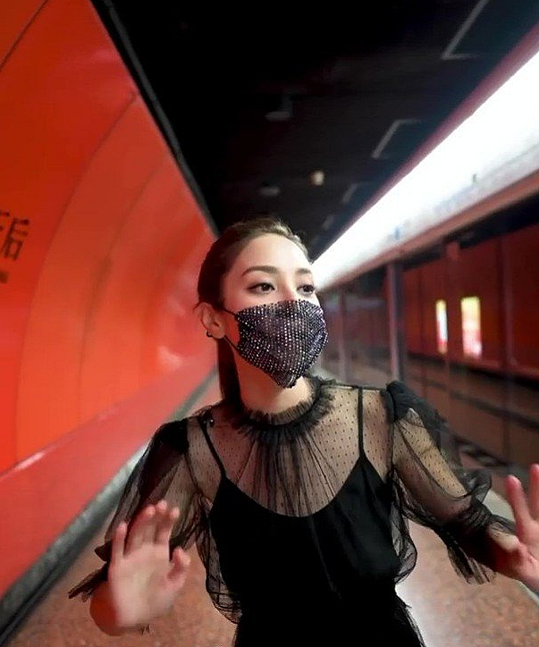 前港姐陈凯琳在地铁口唱歌，身穿透视纱裙皮肤白，网友直呼太瘦（组图） - 1