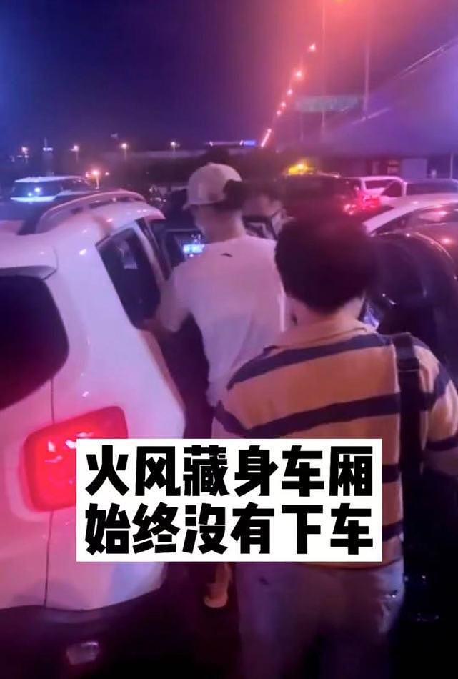 霍尊风波后现身上海，父亲火风亲自接机，但全程躲车内不愿下车（组图） - 11