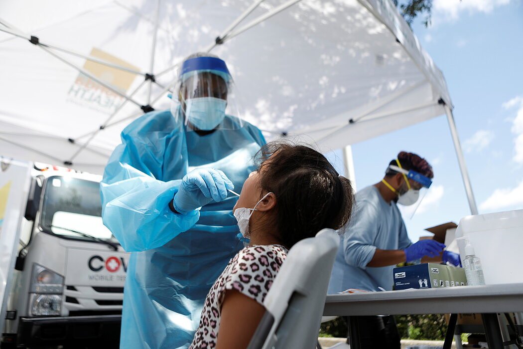 今年8月，10岁的海莉·拉莫斯在佛罗里达州棕榈城的一个移动病毒检测点接受新冠病毒拭子检测。