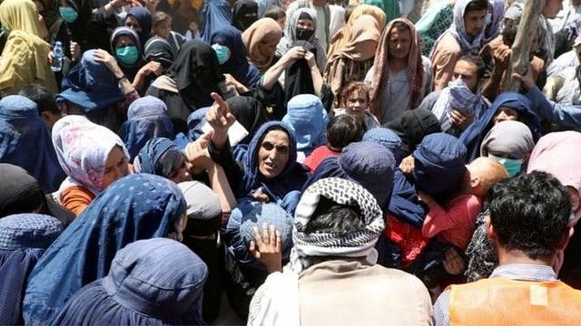 数千人从塔利班占领的城市逃离
