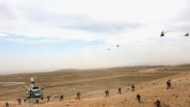 Russian soldiers using Chinese military helicopters in the drill