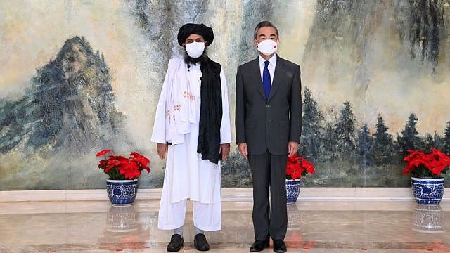 中国外交部长王毅（右）和阿富汗塔利班政治委员会负责人巴拉达尔（Mullah Abdul Ghani Baradar）