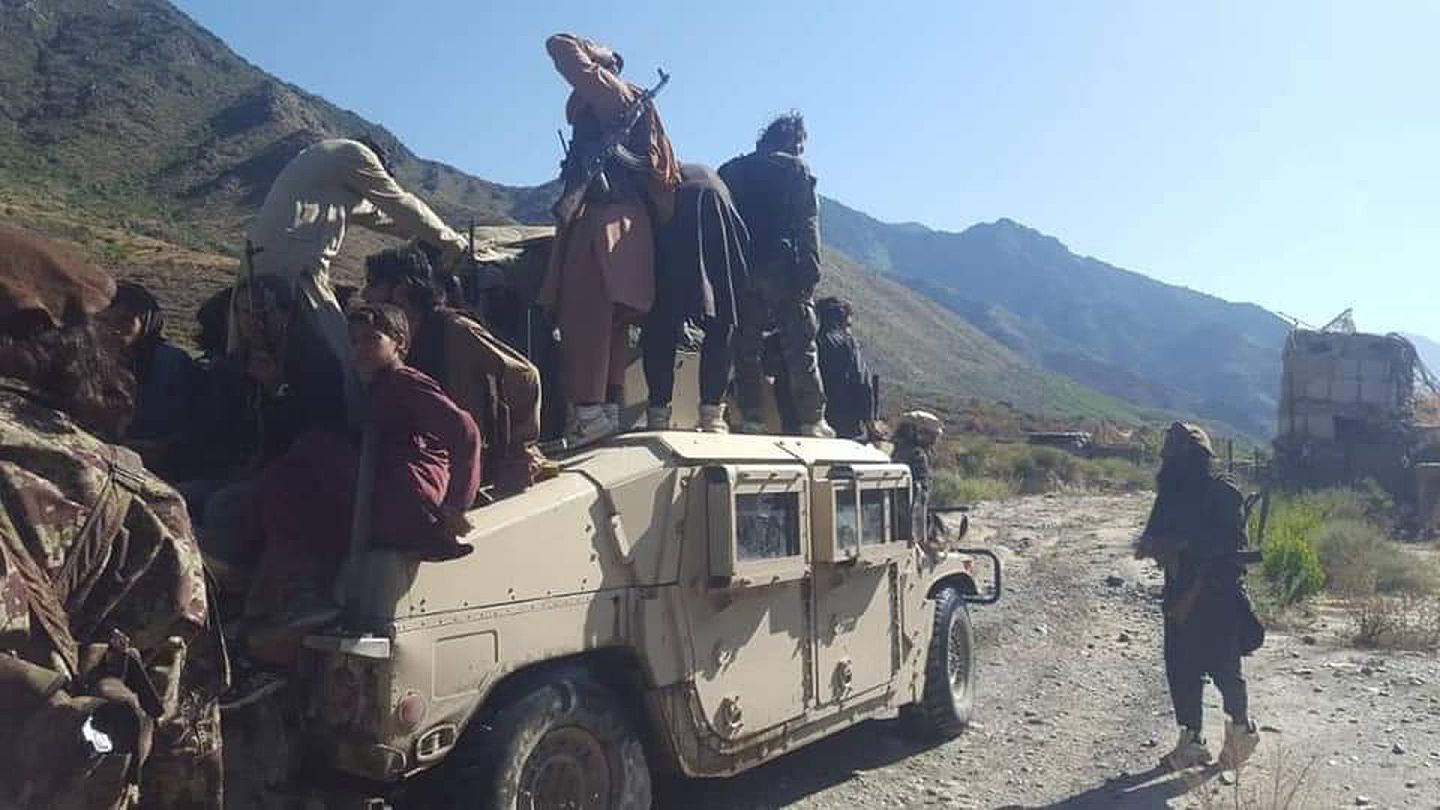 在贾拉拉巴德附近，阿富汗政府军丢弃的悍马越野车等装备正在充实塔利班武装。（liveumap网页截图）