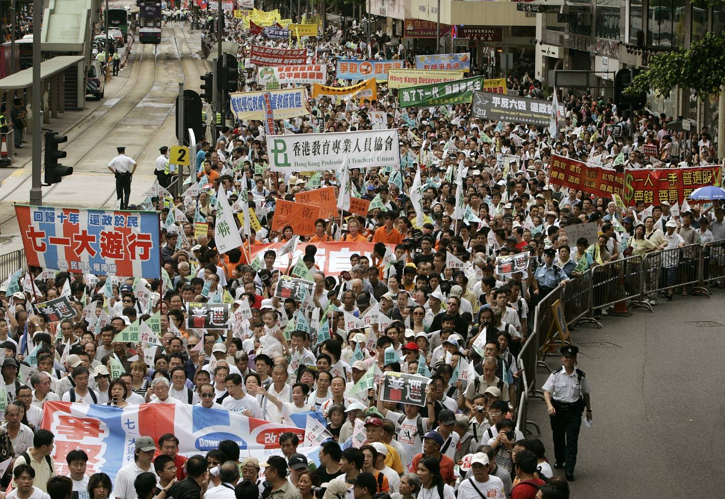 2007年是香港主权移交10周年，游行主题「争取普选、改善民生」，民阵指游行人数达6.8万人。 （路透社）