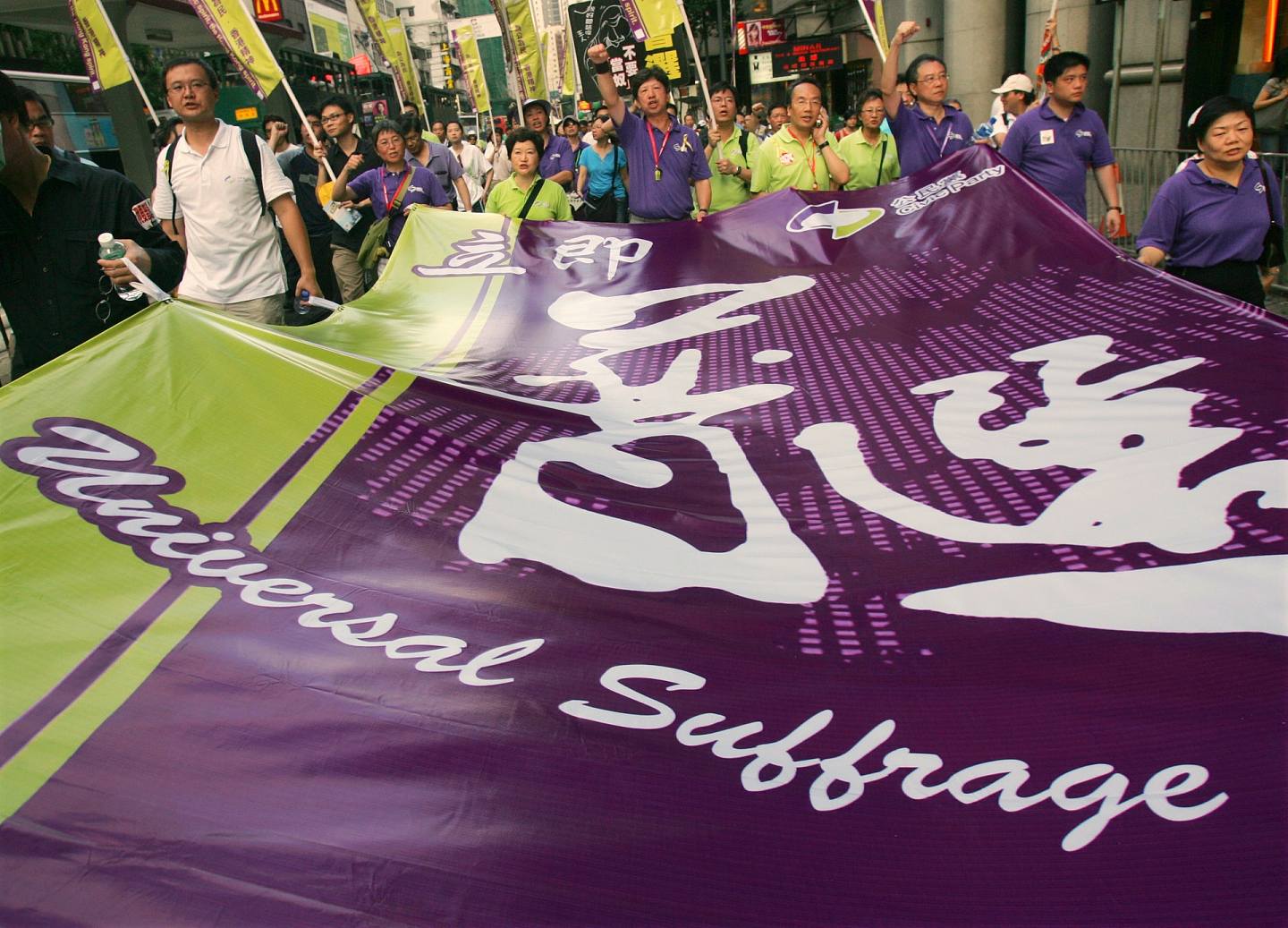 2006年游行主题「平等公义新香港、民主普选创希望」，民阵称有5.8万人参加，亦有人上街为内地出生的子女争取居留权、反对种族或者性歧视等。 （路透社）