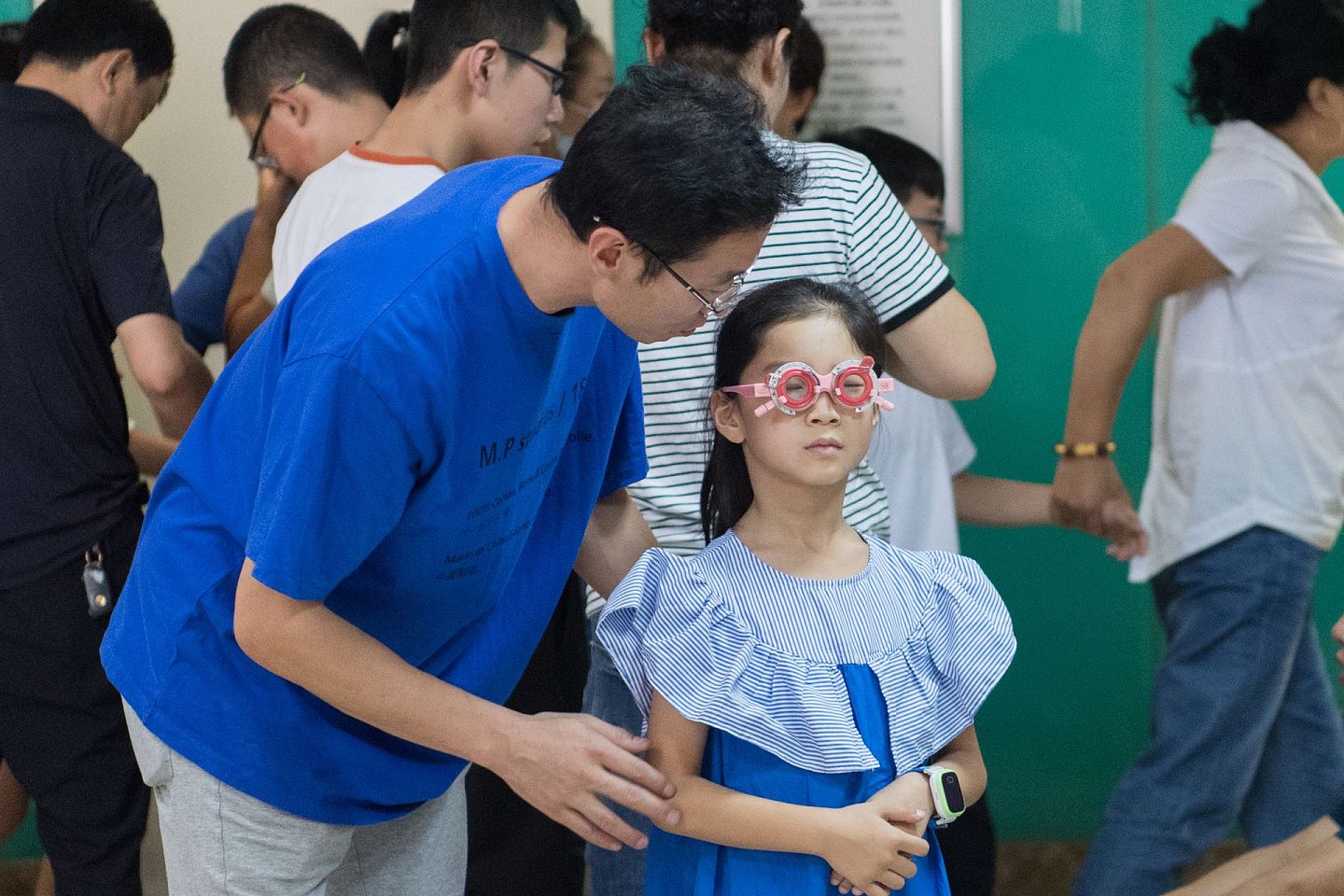 2020年6月5日，中国国家卫健委发布《中国眼健康白皮书》，指出内地儿童青少年近视眼总体发生率为53.6%。（中新社）
