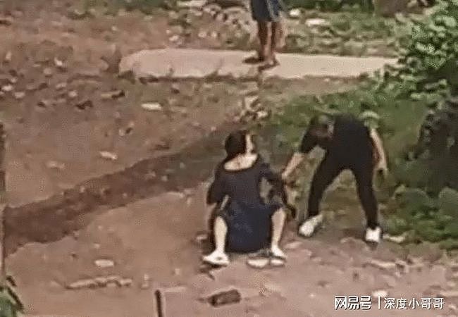 夫妻二人发生摩擦，女子高速公路当场脱衣裸体！路人：更狠的直接砍杀（组图） - 8