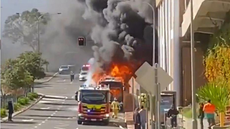 悉尼西南区公交爆炸起火！滚滚浓烟喷涌而出，消防员紧急出动（视频/组图） - 3